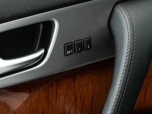 Infiniti  25